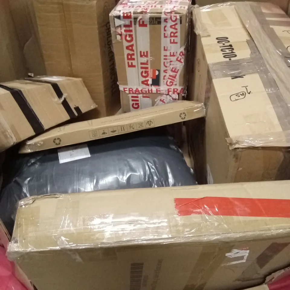 PALLET OF ASSORTED HOUSEHOLD GOODS AND PRODUCTS TO INCLUDE; CAMPING CHAIRS, COMPUTER DESK, OFFICE CHAIR, BOXED FURNITURE ETC