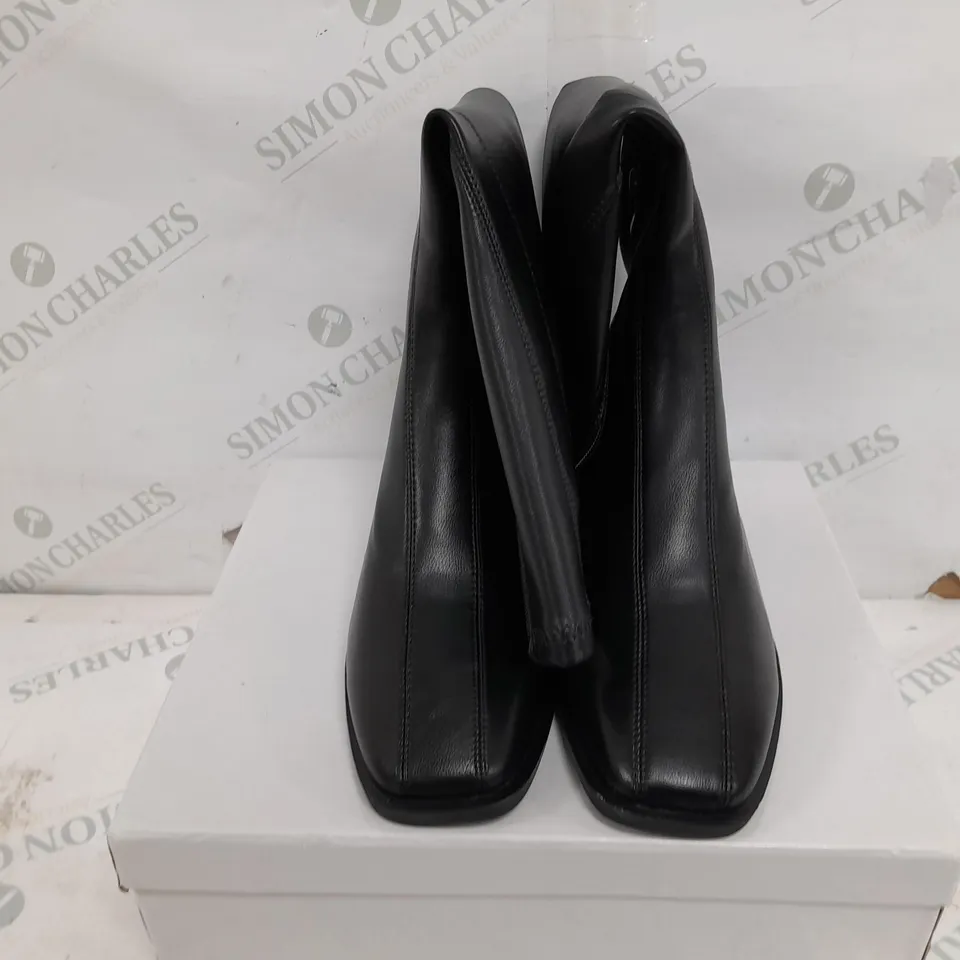 BOXED PAIR OF FIONA KNEE HIGH BOOTS IN BLACK - SIZE 39