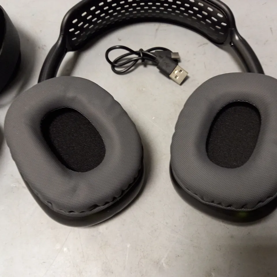 PAIR OF WIRELESS HEADPHONES