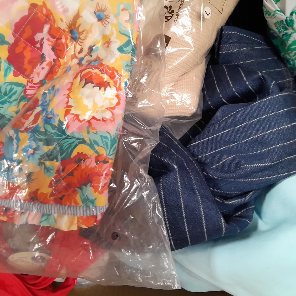 BOX OF APPROXIMATELY 20 ASSORTED CLOTHING AND FASHION ITEMS IN VARIOUS STYLES, SIZES, AND COLOURS - COLLECTION ONLY