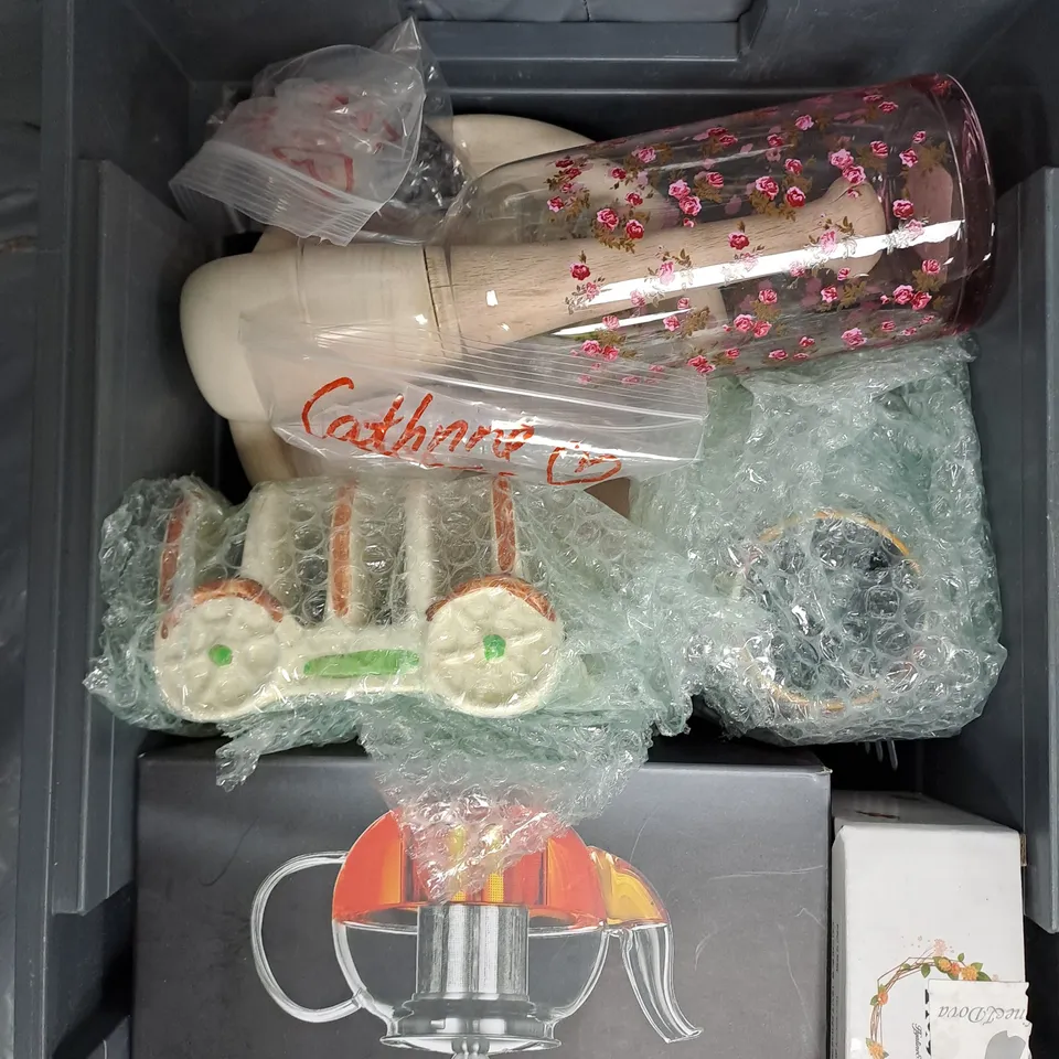 APPROXIMATELY 10 ASSORTED HOUSEHOLD ITEMS TO INCLUDE GLASS KETTLE, GLASSES, ORNAMENTS ETC