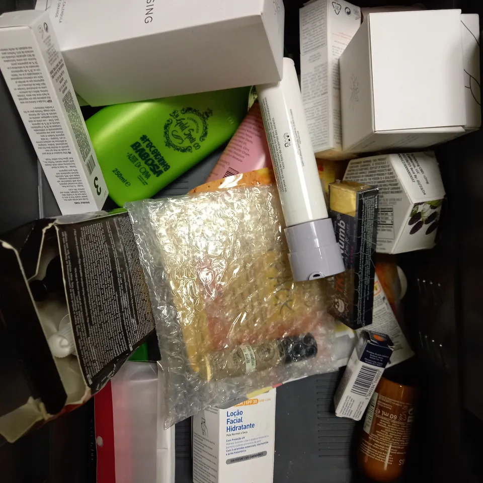 BOX OF APPROXIMATELY 20 ASSORTED HEALTH & BEAUTY PRODUCTS TO INCLUDE BED HEAD CONDITIONER, POWER GREENS CURL BUTTER CREAM, PAI CLEANSING OIL ETC 