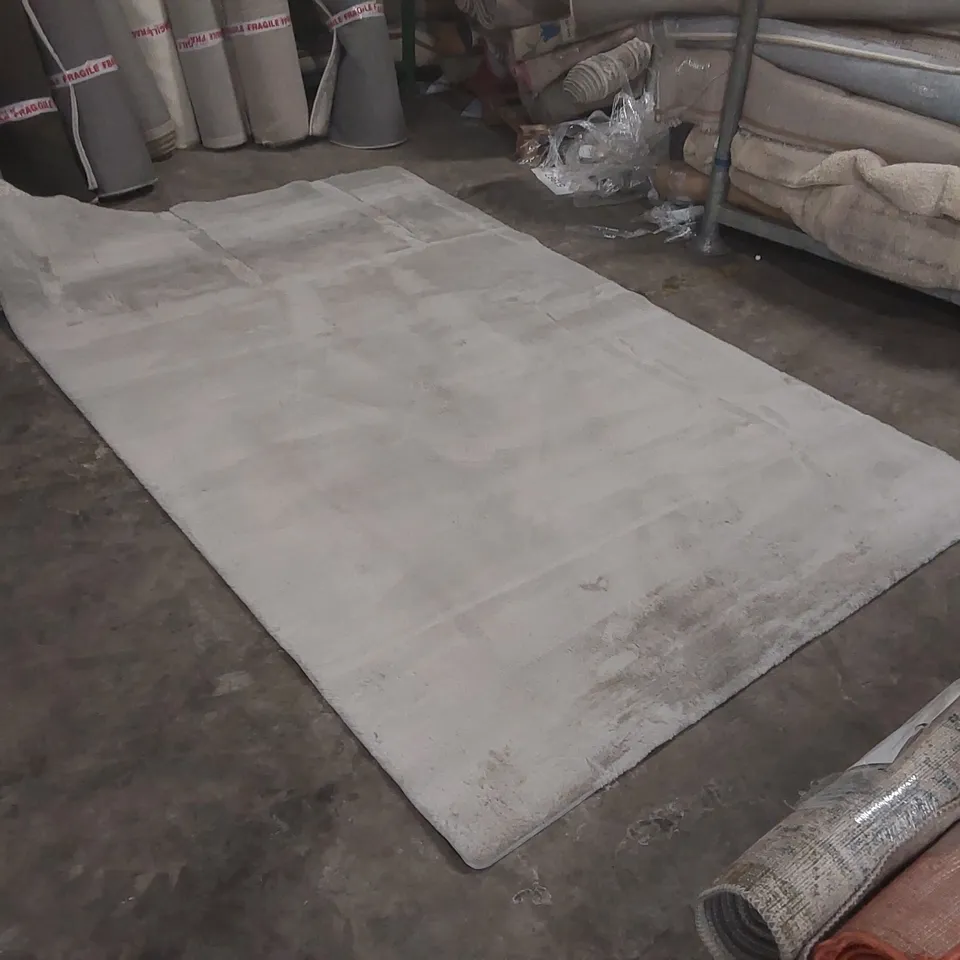 QUALITY DESIGNER FLUFFY RUG - APPROXIMATELY 286 x 180cm