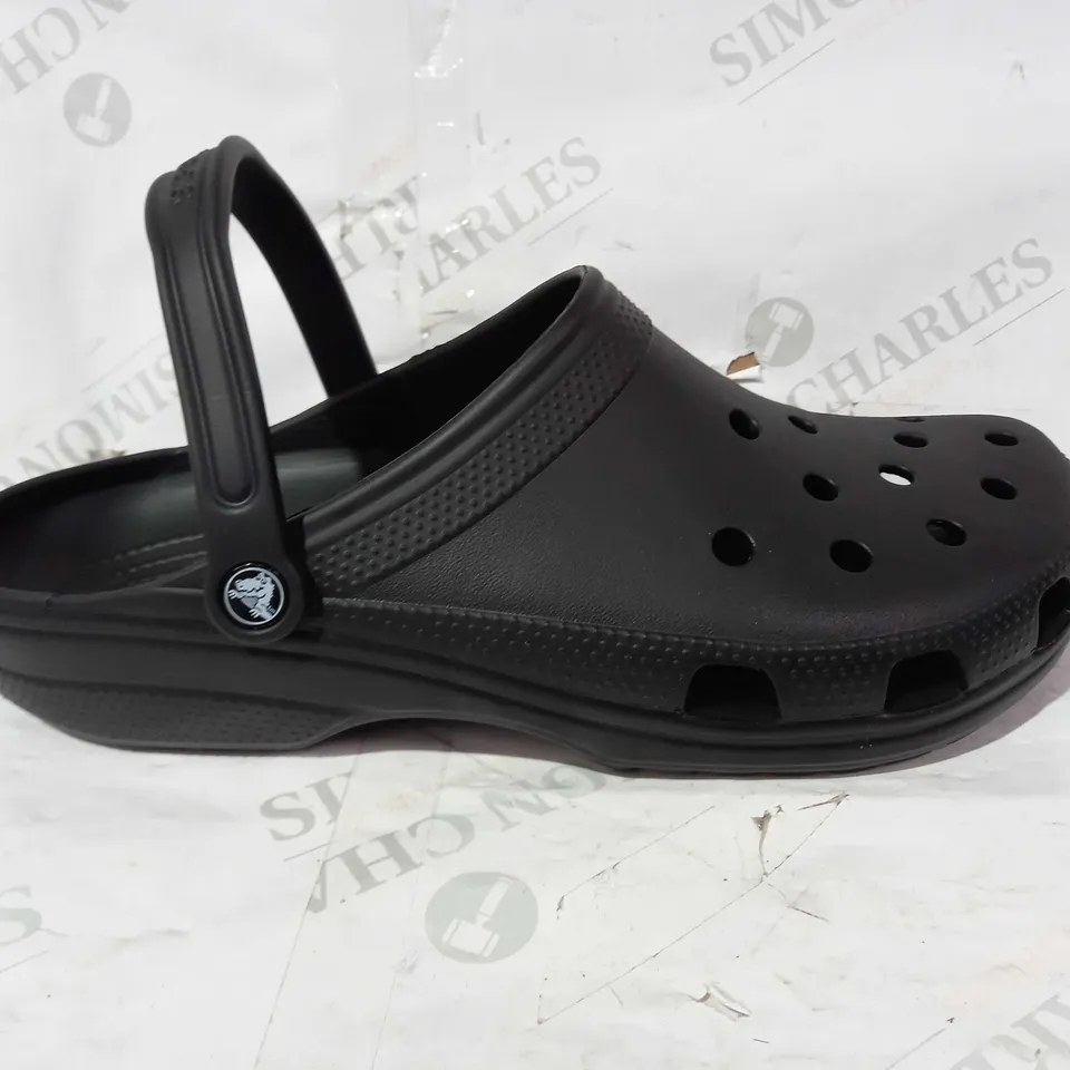 BOXED PAIR OF CROCS CLASSIC IN BLACK UK SIZE M14