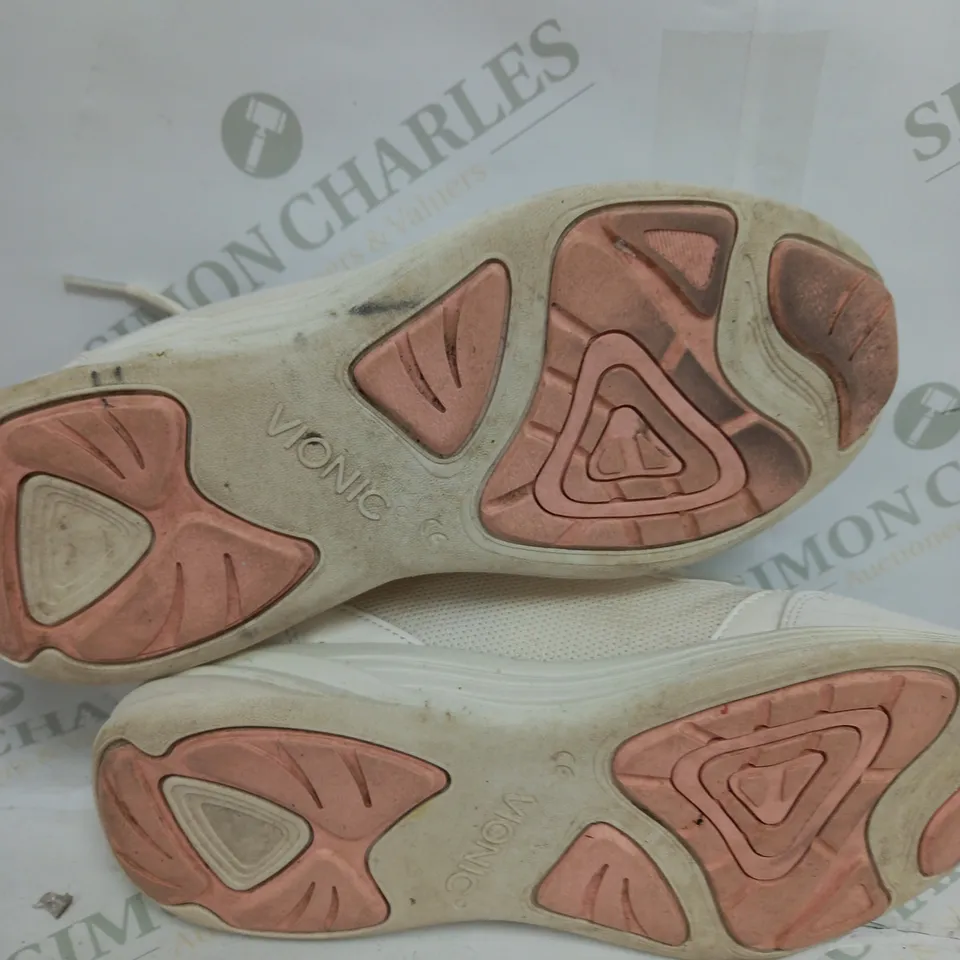 VIONIC AGILE CASSIS ZIP TRAINER - SIZE 5