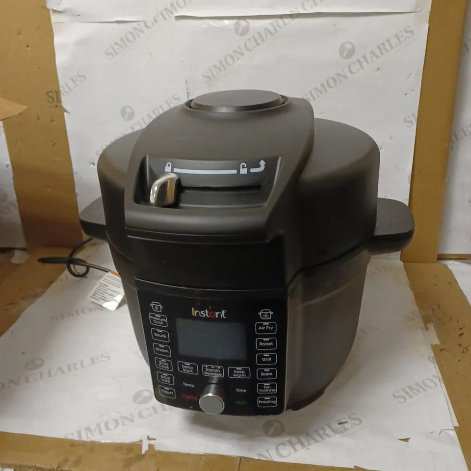 INSTANT POT DUO CRISP WITH ULTIMATE LID MULTI-COOKER AND AIR FRYER 