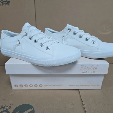 BOXED PAIR OF BLOWFISH MALIBU SHOES IN WHITE SIZE 8