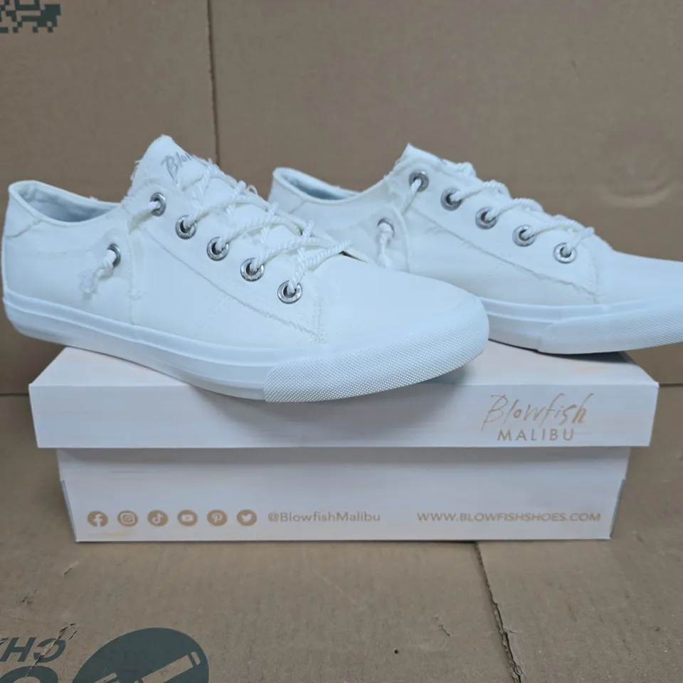 BOXED PAIR OF BLOWFISH MALIBU SHOES IN WHITE SIZE 8