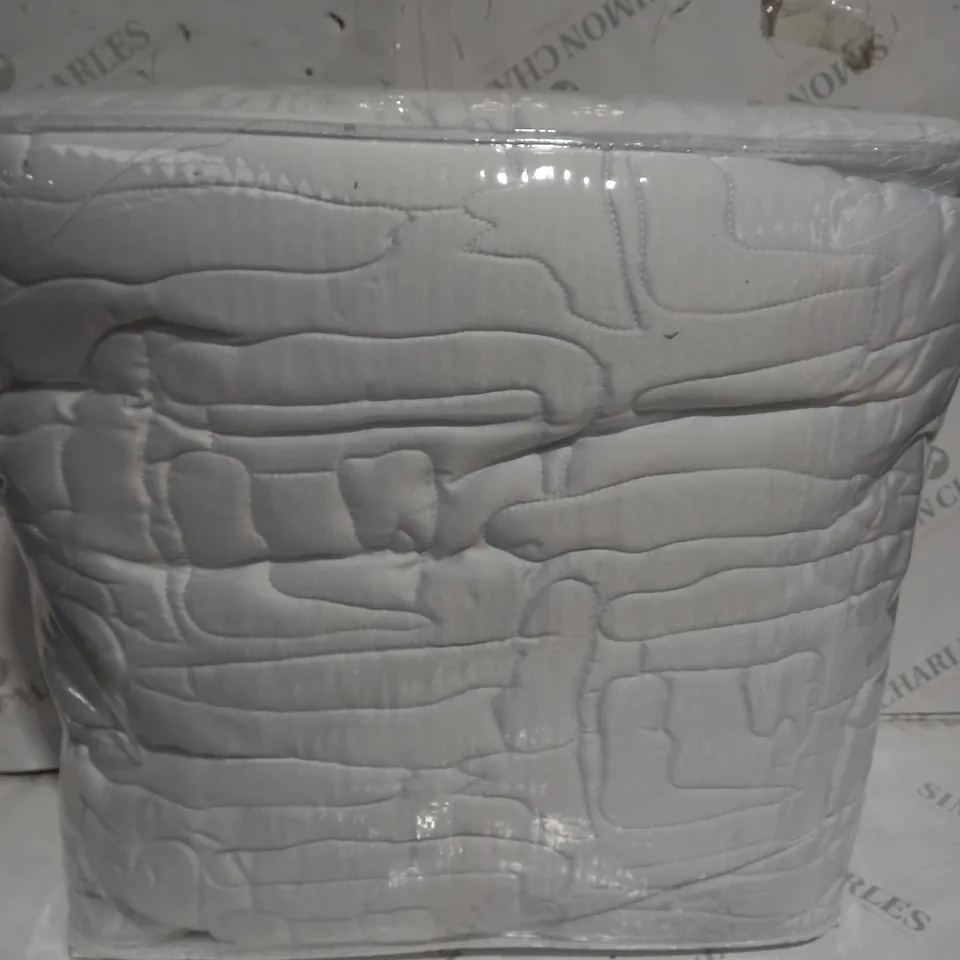 BOXED K BY KELLY HOPPEN ABSTRACT GEO BEDSPREAD AND SHAMS