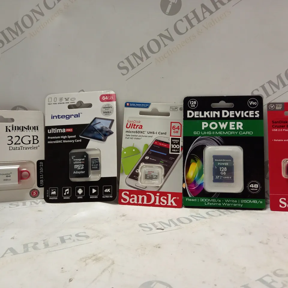 BOX OF APPROXIMATELY 15 ASSORTED ITEMS TO INCLUDE - SANDISK CRUZER BLADE 32GB - SANDISK ULTRA MICROSDXC 64GB - KINGSTON 32GB DATA TRAVELER ECT