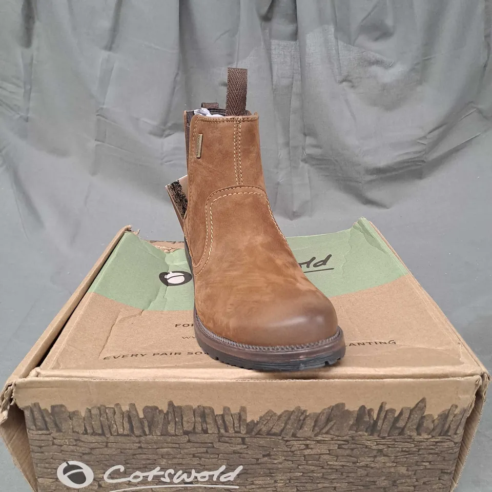BOXED PAIR OF COTSWOLD LAVERTON ANKLE BOOT TAN SIZE 6