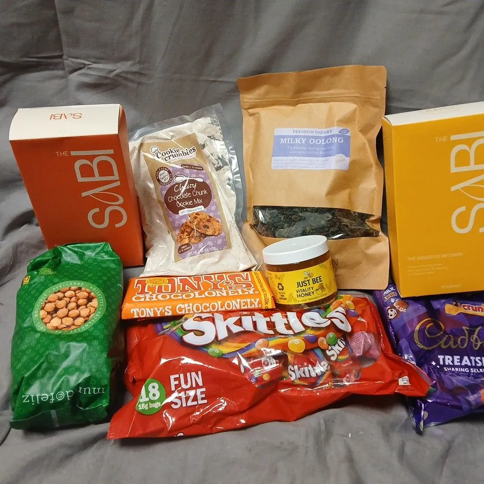 APPROXIMATELY 12 ASSORTED FOOD & DRINK ITEMS TO INCLUDE JUST BEE VITALITY HONEY, THE SABI RED CLOVER, SKITTLES, ETC - COLLECTION ONLY