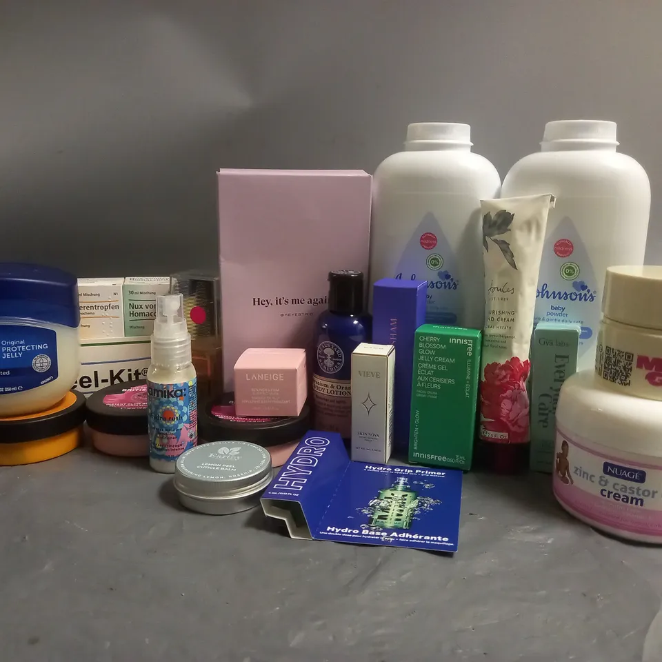 APPROXIMATELY 20 ASSORTED COSMETICS ITEMS TO INCLUDE EMMA LEWISHAM SKIN RESET SERUM (10ml), VIEVE SKIN NOVA RADIANCE PRIMER (5ml), JOULES NOURISHING HAND CREAM (75ml), ETC