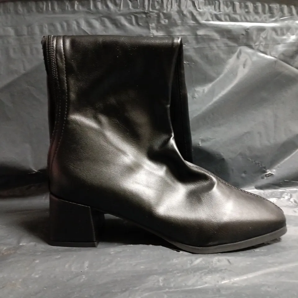 BOXED PAIR OF UNBRANDED LOW BLOCK HEEL KNEE-HIGH BOOTS IN BLACK SIZE EU 39
