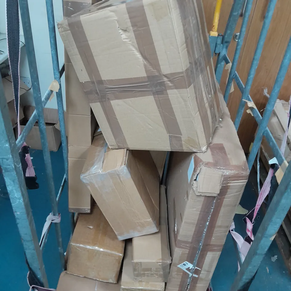 APPROXMATELY 9 ASSORTED ITEMS TO INCLUDE GARDEN GNOME, SOLAR LAMP, PRE-LIT DECOR TREE, ETC