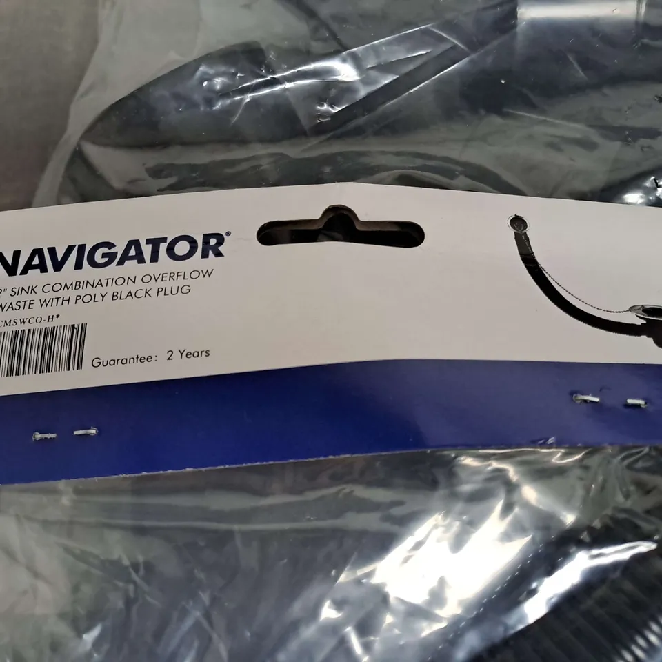 LOT OF ASSORTED NAVIGATOR PLUMBING ITEMS TO INCLUDE SINK OVERFLOWS, WASTE SWEEP BENDS AND SOIL WASTE FITTINGS