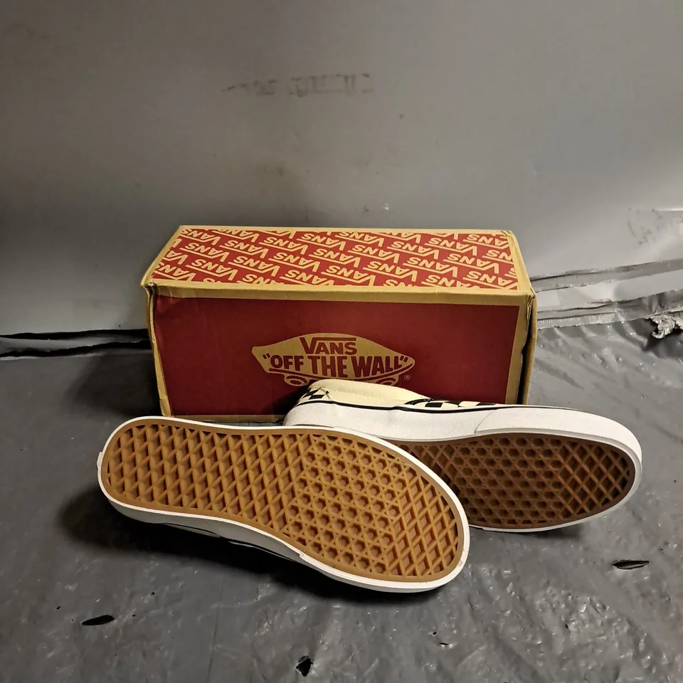 BOXED PAIR OF VANS CLASSIC SLIP ON CHECKERED UK 5.5