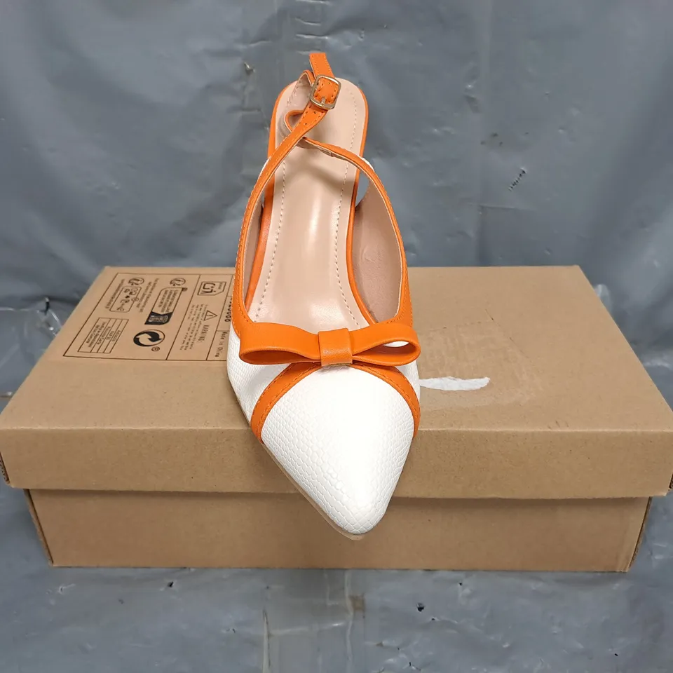 BOXED PAIR OF UNBRANDED POINTED TOE HEELED SHOES IN WHITE/ORANGE SIZE EU 42