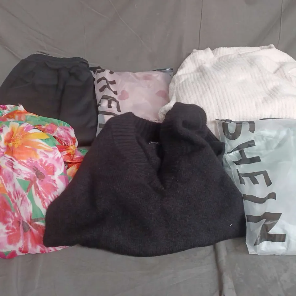 APPROXIMATELY 20 ASSORTED CLOTHING ITEMS IN VARIOUS SIZES AND STYLES TO INCLUDE - JUMPER, JOGGERS, DRESS, ETC 