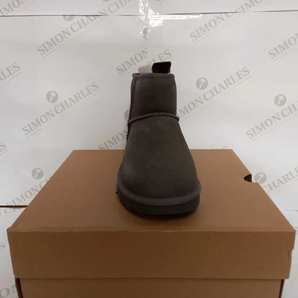 UGG W CLASSIC MINI II UGG BOOTS IN GREY - UK 7