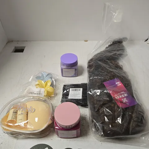 TOTE OF APPROXIMATELY 10 ASSORTED ITEMS INCLUDING A MELO WEAR MAKEUP BAG, SOME FLOWER HAIR CLIPS AND SUNDAY RAIN SUGAR BODY SCRUB
