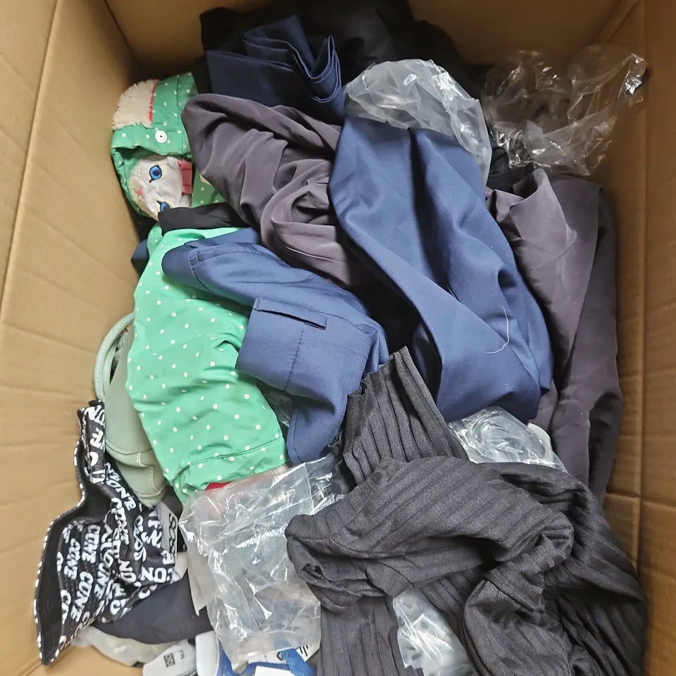 BOX OF APPROXIMATELY 20 ASSORTED CLOTHING ITEMS TO INCLUDE SWIMWEAR, BOXERS, BAG, ETC