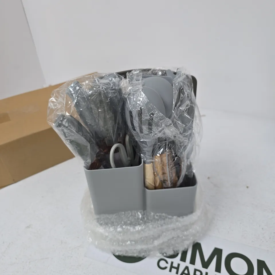 SET OF KITCHEN UTENSILS AND CHOPPING BOARD 
