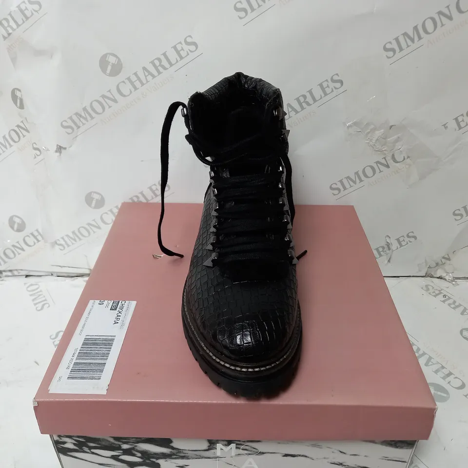 BOXED PAIR OF MODA IN PELLE CHIKKARA LACE UP CHUNKY SOLE HIKING BOOTS BLACK/CROC, SIZE 6 UK