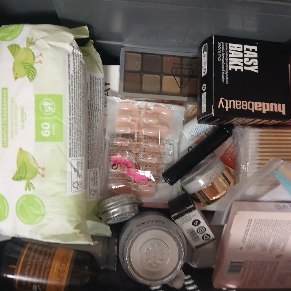 APPROXIMATELY 15 ASSORTED COSMETIC ITEMS INCLUDING VARIOUS MAKES AND BRANDS - COLLECTION ONLY
