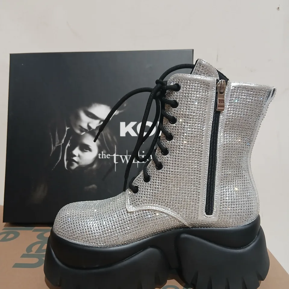BOXED KOI TWILGHT SAGA VAMPIRE SKIN PLATFORM GLITTERING BOOTS – SILVER, UK5