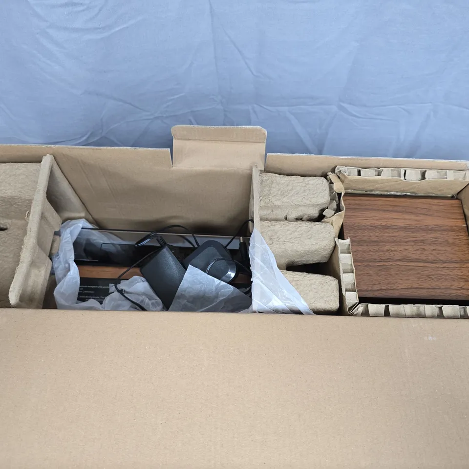 LENCO TURNTABLE WITH BLUETOOTH RECEPTION AND WOODEN SPEAKERS
