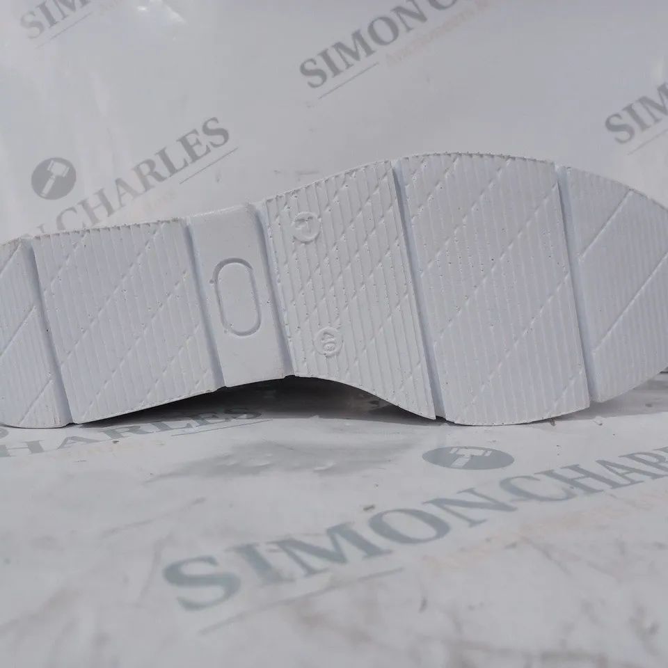 BOXED PAIR OF GENE LEATHER TRAINERS IN SILVER COLOUR SIZE 7