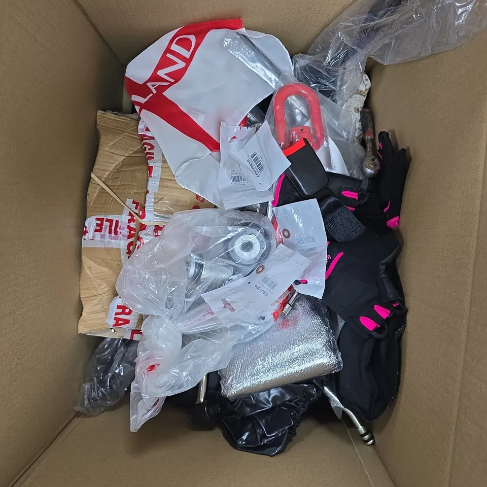 APPROXIMATELY 15 ASSORTED VEHICLE PARTS/ACCESSORIES TO INCLUDE SEAT BELT UNIT, RIDING GLOVES, TOOLS ETC 