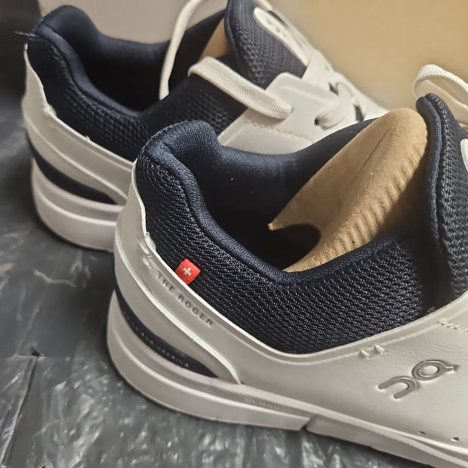 ON RUNNING THE ROGER SNEAKERS – WHITE/BLUE, BOXED THE ROGER ADVANTAGE TUK SIZE 8