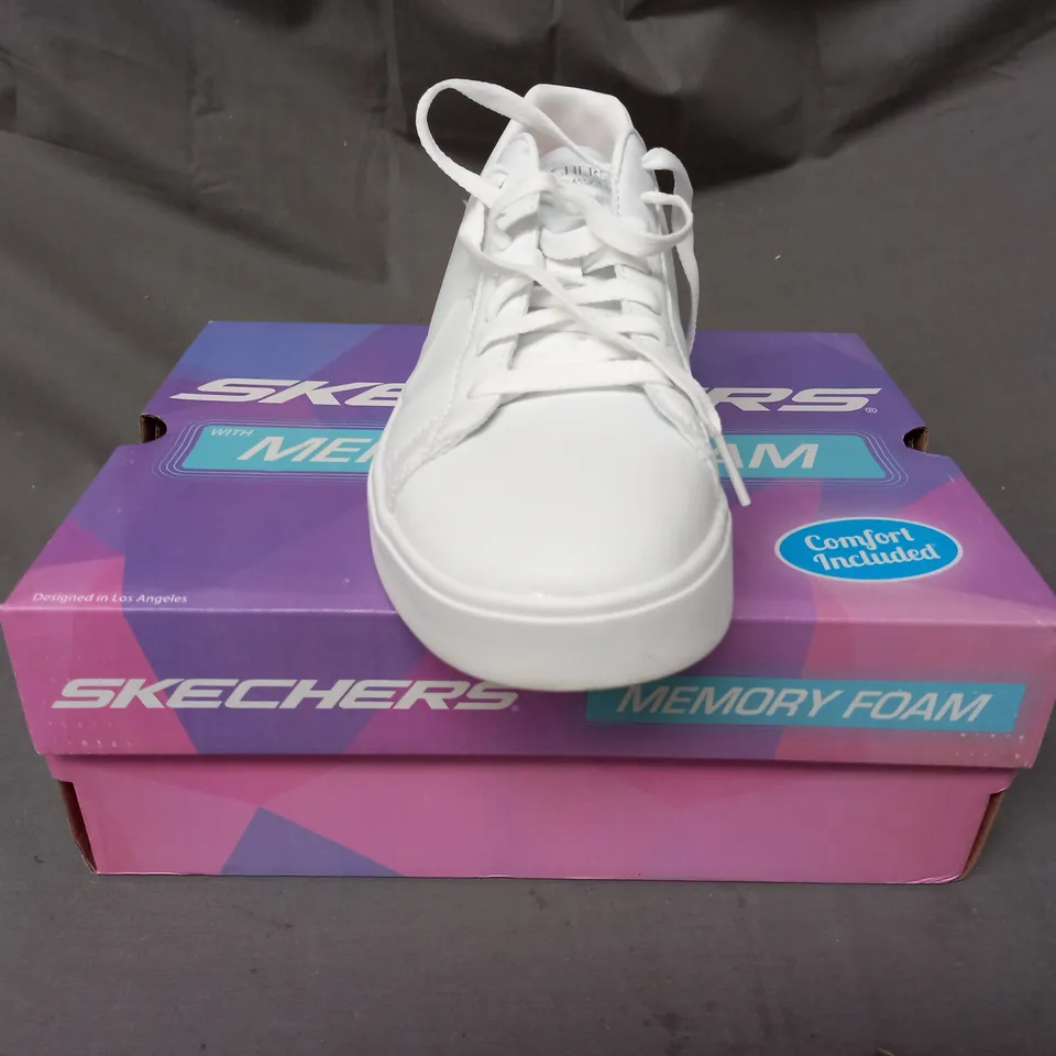 BOXED PAIR OF SKECHERS COURT CLASSIC EDEN TRAINERS IN WHITE SIZE 5.5