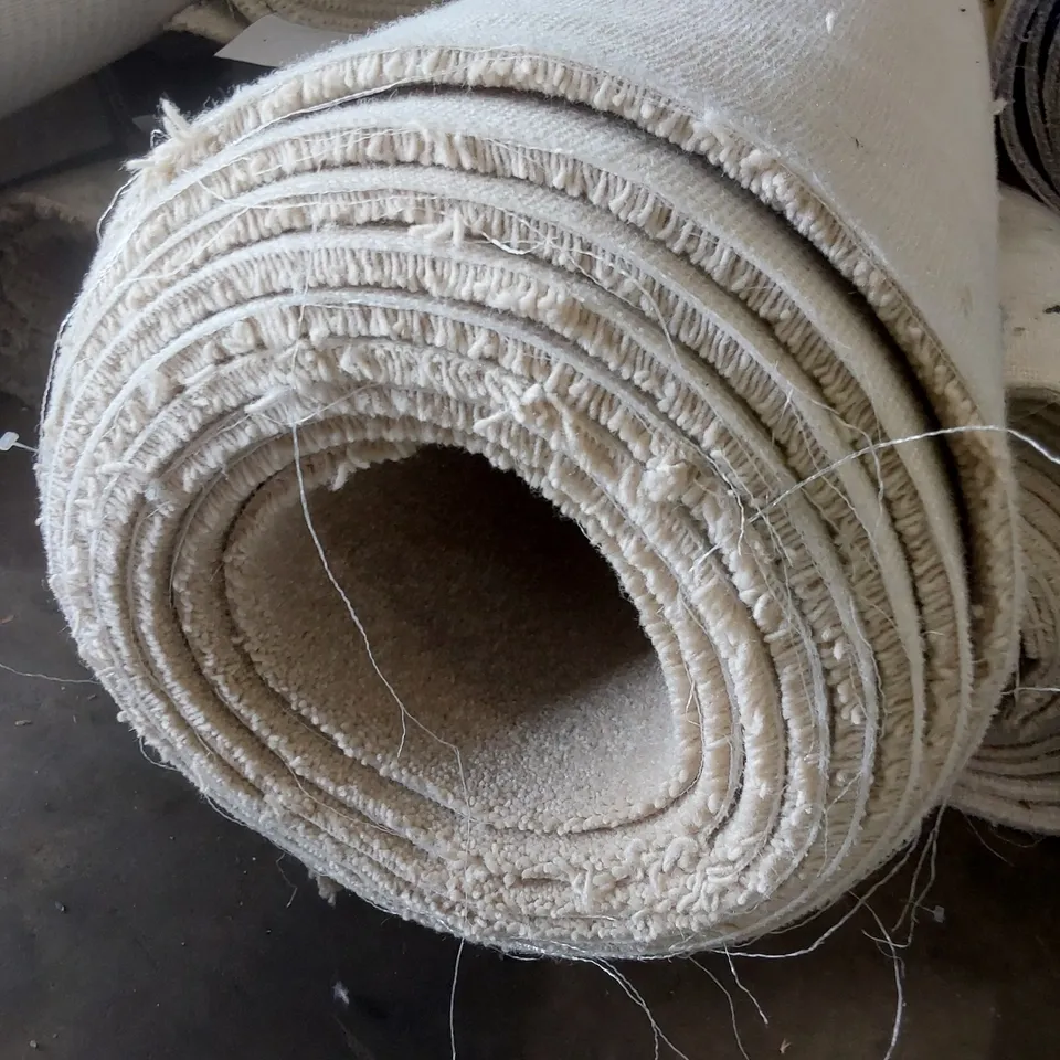 ROLL OF QUALITY DIM PLAINS DIMENSIONS CARPET // SIZE: APPROX 5 X 5.23