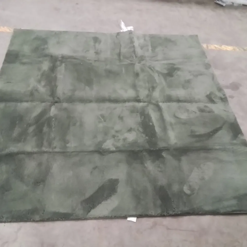 QUALITY DESIGNER AREA RUG - APPROXIMATELY 200X200CM