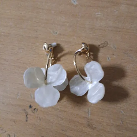 APPROXIMATELY 20 PIECES OF ASSORTED MALIKA JEWELLERY