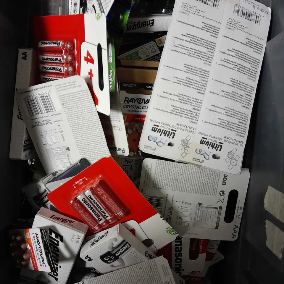 APPROXIMATELY 30 ASSORTED BATTERY PRODUCTS TO INCLUDE AA, AAA, RECHARGEABLES ETC 