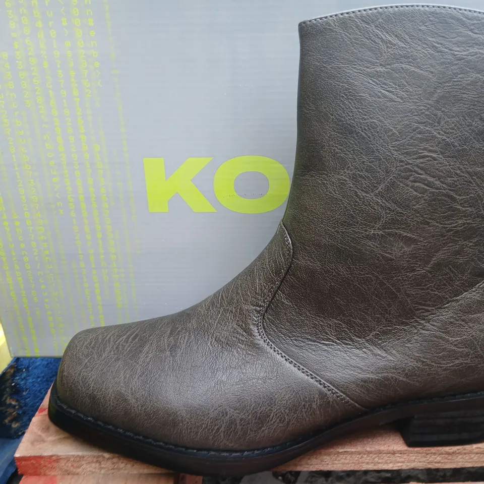 BOXED PAIR OF KOI THE CAVALRY MENS HEELED COWBOY BOOTS - UK 11