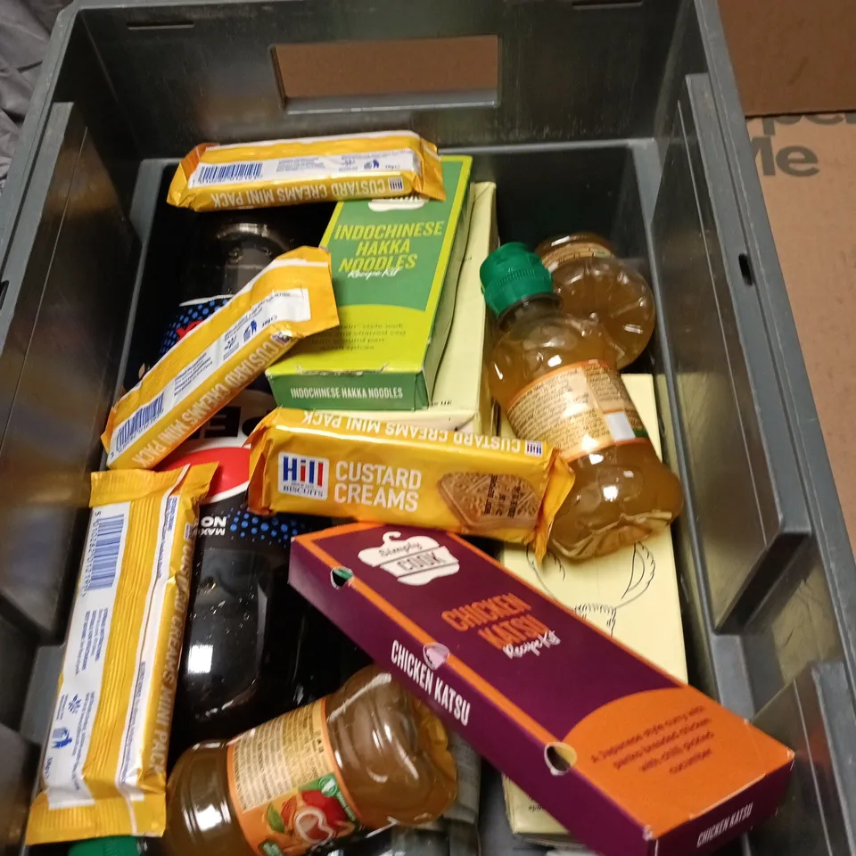 APPROXIMATELY 11 ASSORTED DRINK & FOOD ITEMS INCLUDING HAKKA NOODLES RECIPE AND ROBINSONS FRUIT SHOOT 