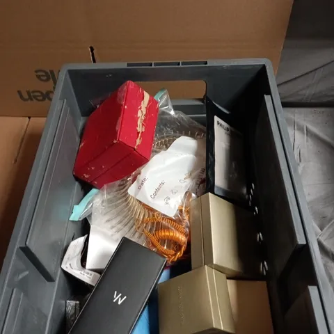 APPROXIMATELY 15 ASSORTED JEWELLERY ITEMS TO INCLUDE - EARRINGS - NECKLACE