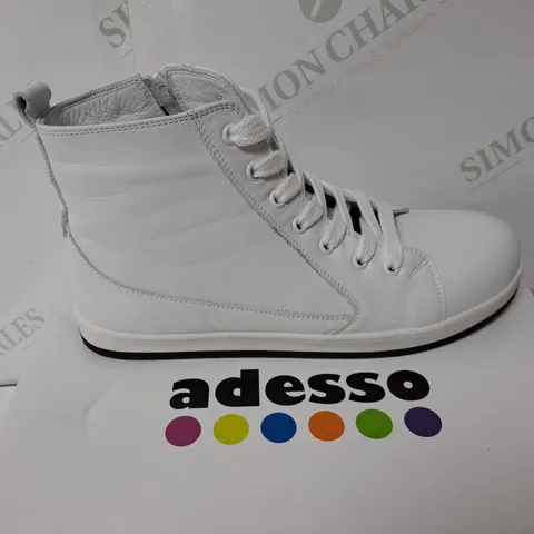 BOXED LEATHER WHITE BOOTS SIZE 6