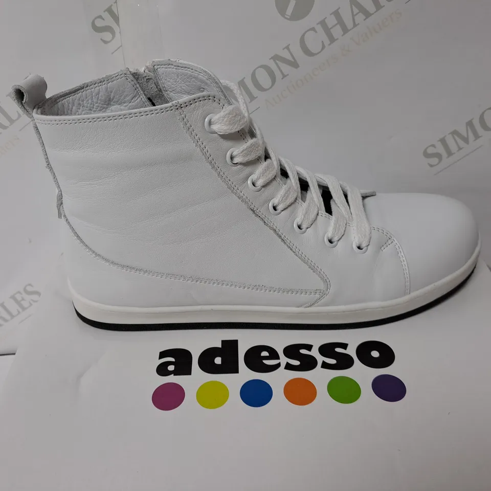 BOXED LEATHER WHITE BOOTS SIZE 6