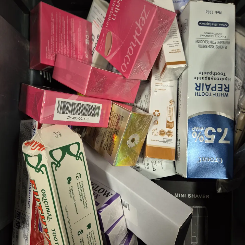 APPROXIMATELY 20 ASSORTED HEALTH & BEAUTY PRODUCTS TO INCLUDE BEE VENOM FACE CREAM, SENSODYNE, MINI SHAVER ETC 