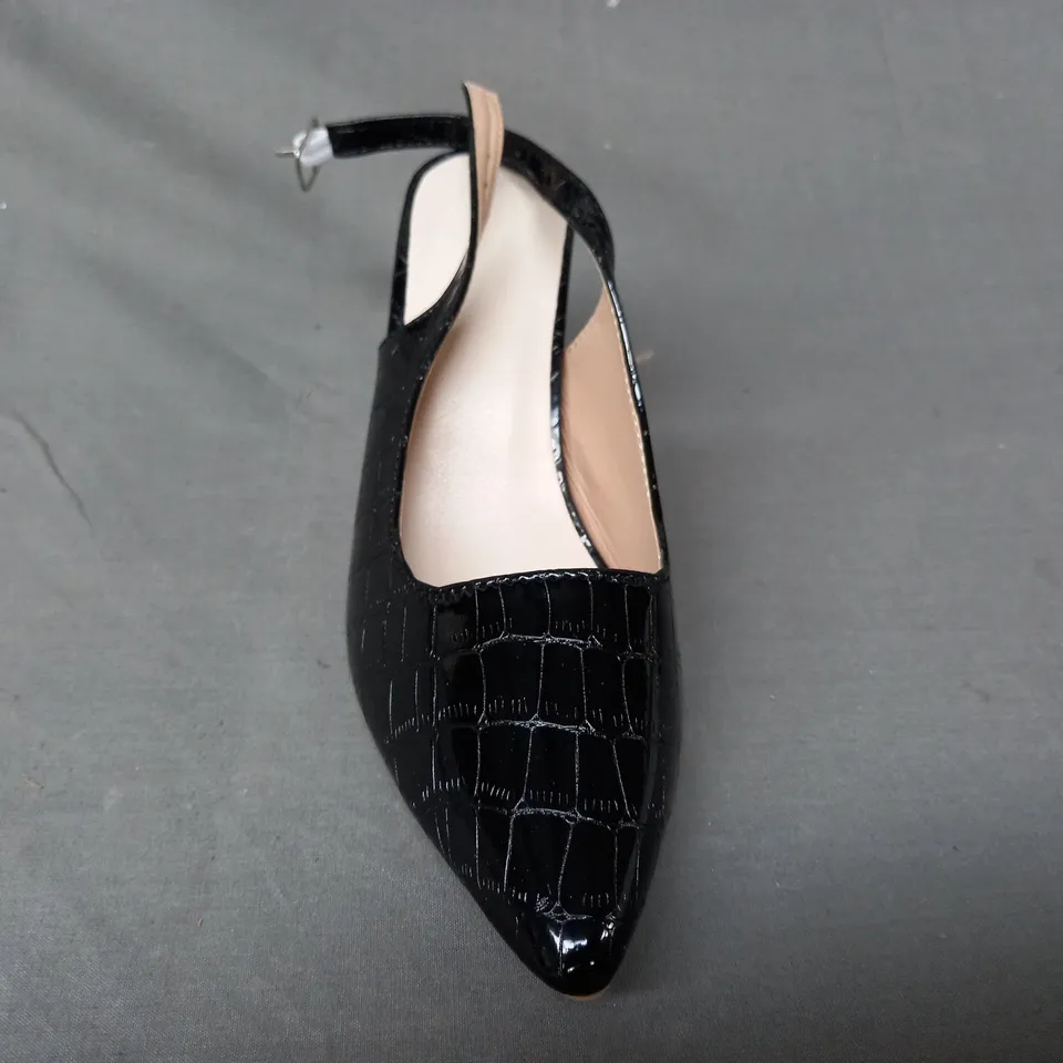 BOXED PAIR OF DESIGNER POINTED TOE HEELED SHOES IN BLACK EU SIZE 38