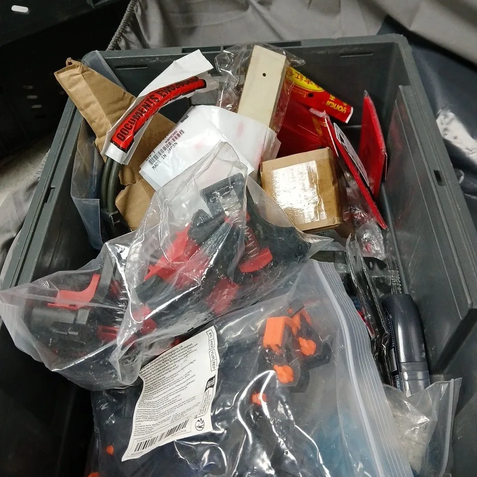 APPROXIMATELY 15 ASSORTED HOUSEHOLD ITEMS TO INCLUDE DOOR HANDLE ALARM, YARN, SHAKE & FRESH CARPET NEUTRALISER, FLEXIBLE FILLER ETC