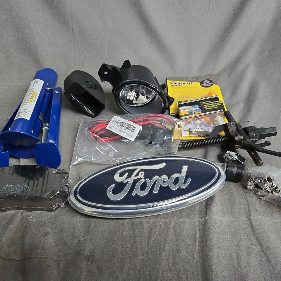 APPROXIMATELY 10 ASSORTED VEHICLE PARTS TO INCLUDE CAR BADGES, BRAKE PADS AND BRAKE PAD