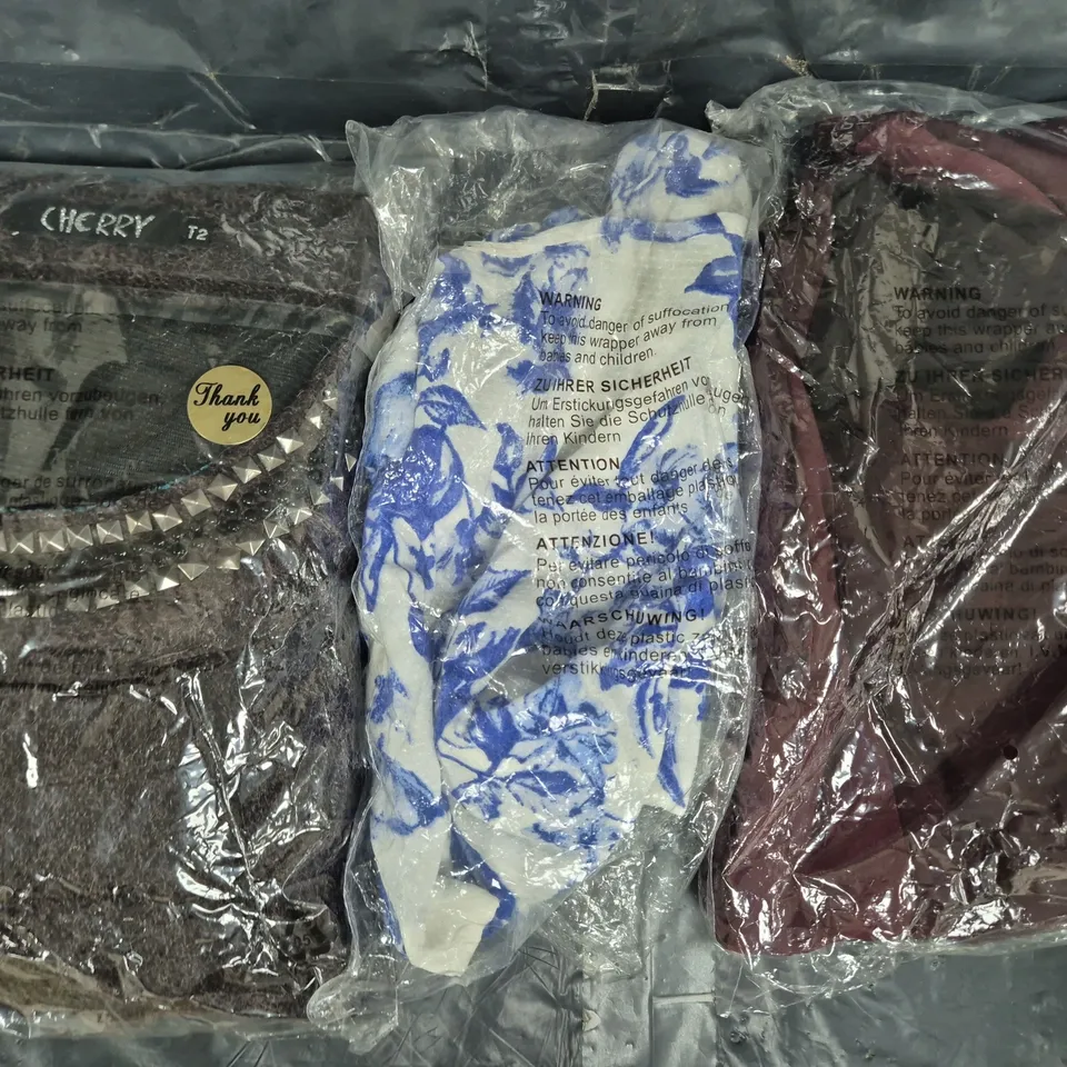 BOX OF APPROXIMATELY 5 ASSORTED CLOTHING AND FASHION ITEMS - VARIOUS COLOURS, SIZES AND STYLES