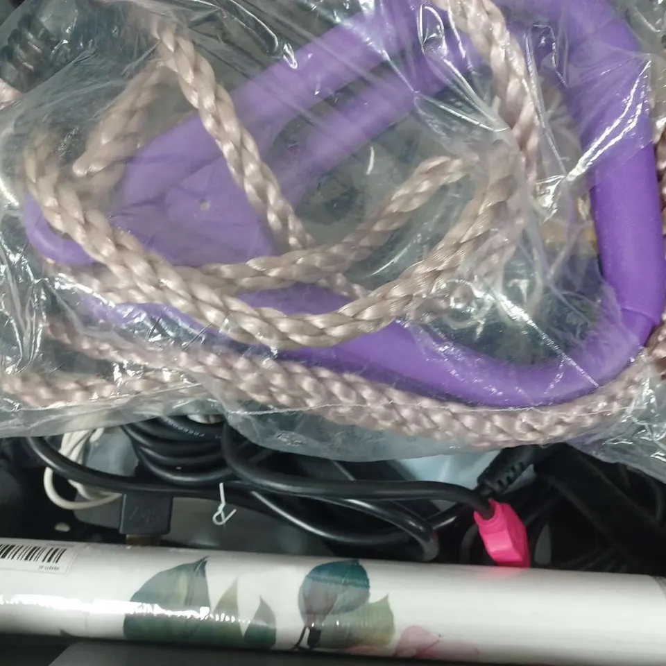 APPROXIMATELY 10 ASSORTED ITEMS TO INCLUDE MICRO BIT EXPANSION BOARD WITH 10 PORTS, ETC